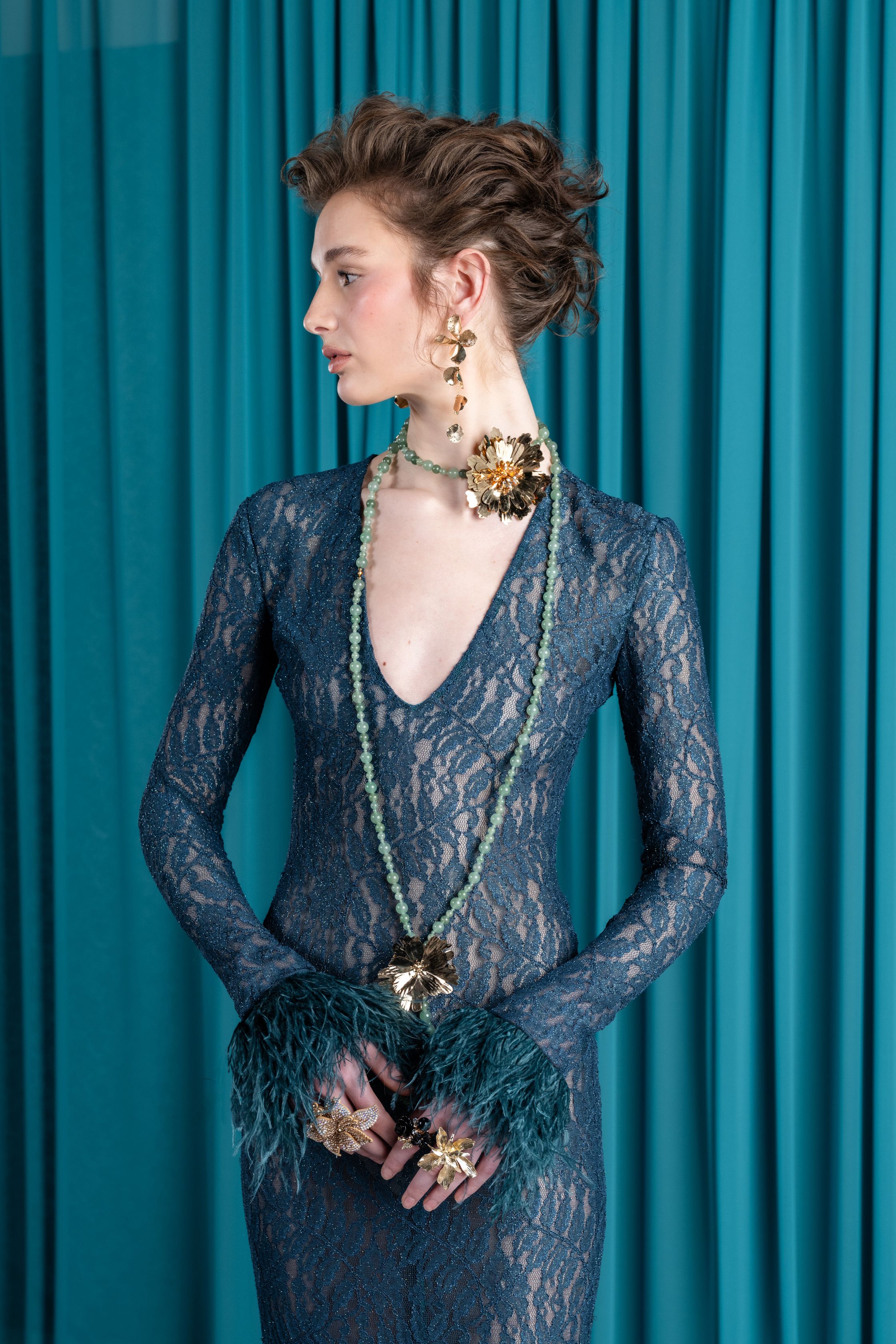 Reem Acra以珠绣、皮草披肩与复古宫廷廓形构建华丽晚装宇宙，深海蓝与宝石色系释放高净值市场能量-顽石频道趋势研究